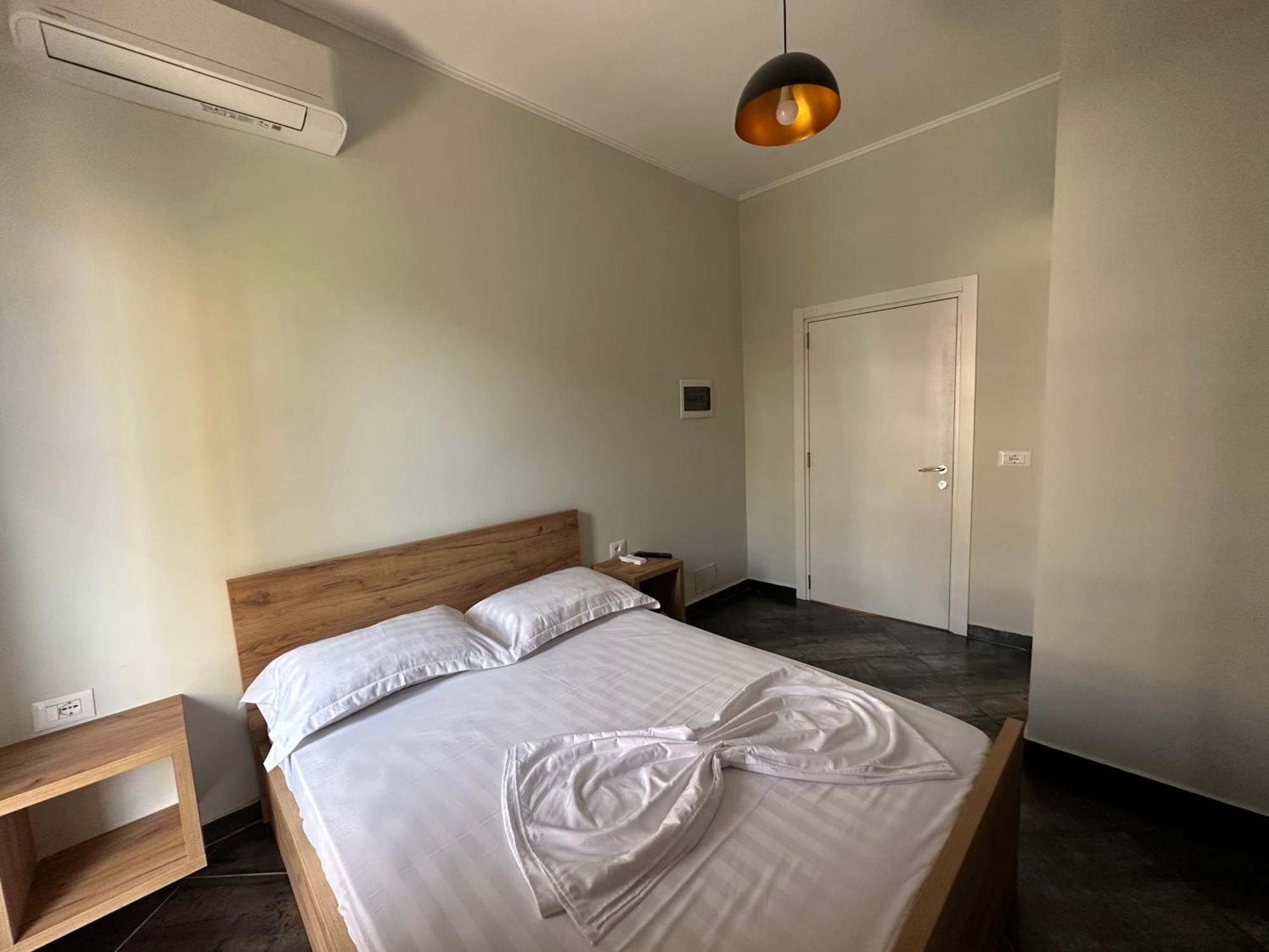 Central Comfort Suites Tirana Exteriör bild