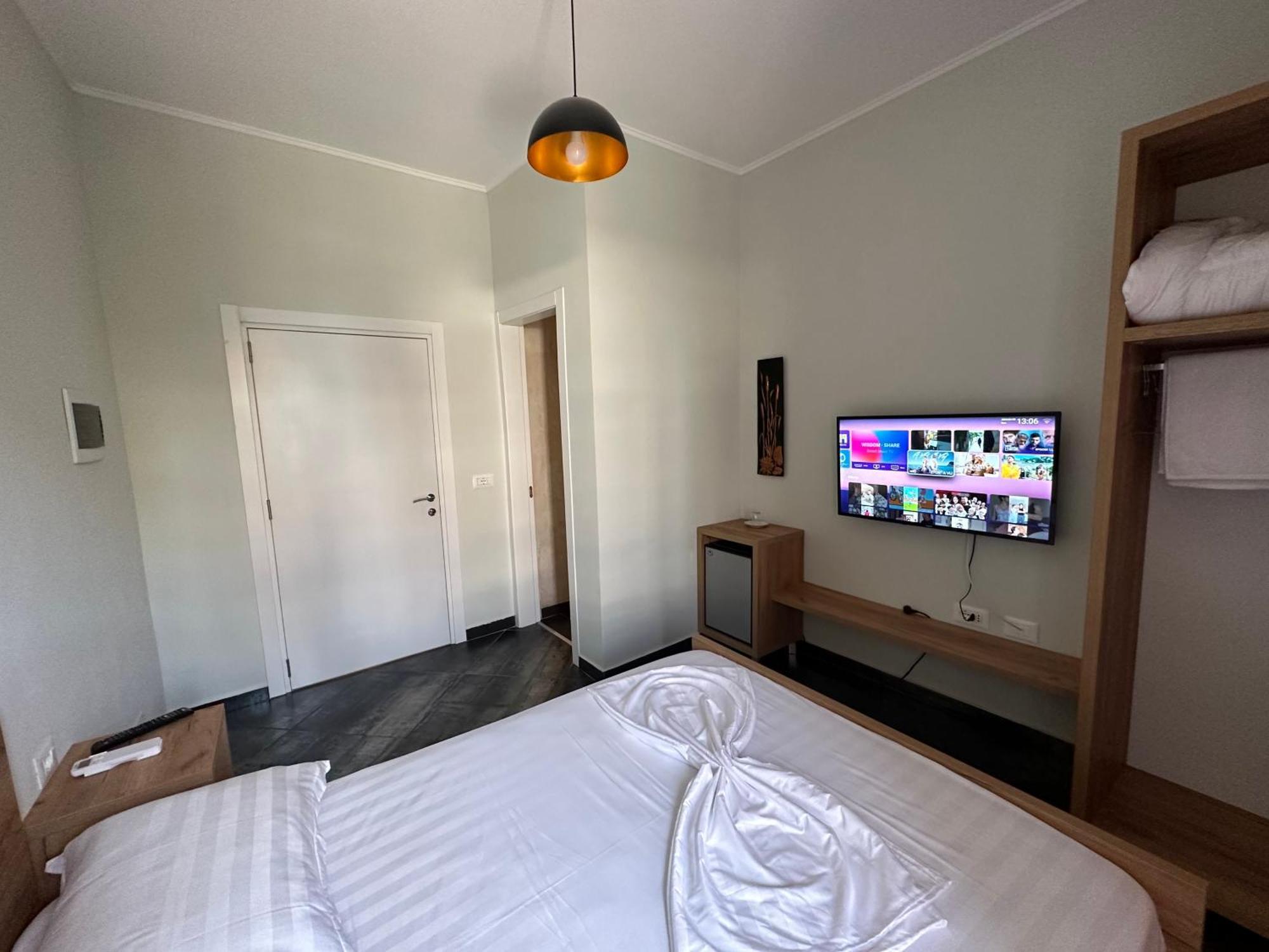 Central Comfort Suites Tirana Exteriör bild